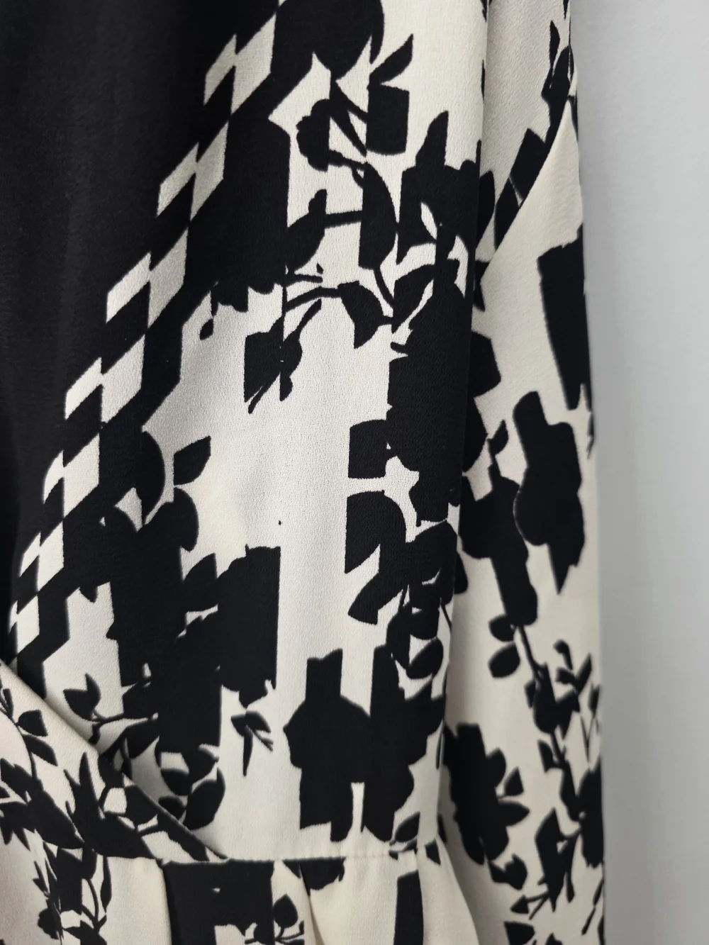 Cabi Black & White Floral V-Neck Dress Size Medium - Picture 5 of 14